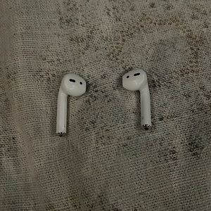 RIGHT AirPod earbud only. Case or left AirPod not included. Great condition.